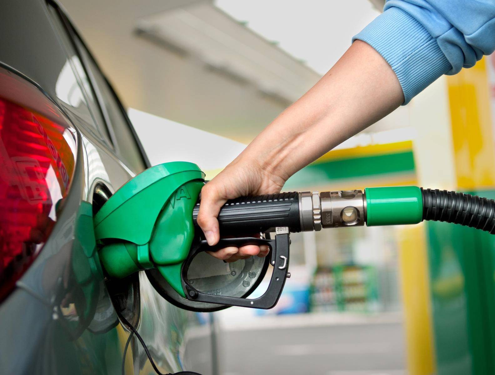 Понимание политики топлива при аренде автомобиля: полный бак против предоплаченных опций